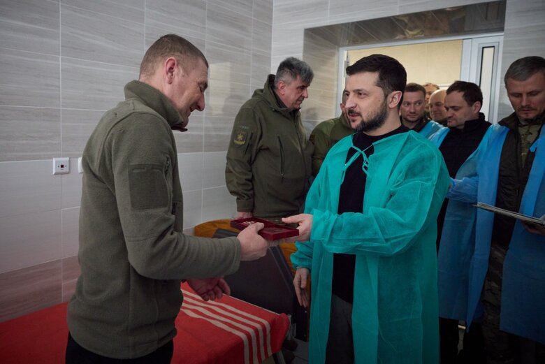 Зеленский на Харьковщине вручил награды военным 11