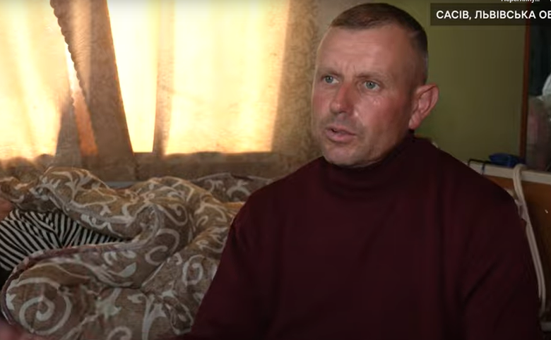 Чоловіка, який єдиний доглядав за хворим батьком, мобілізували Володимир Маліцький. Фото: Суспільне