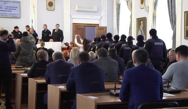 Прихильники екс-мера Миколаєва заблокували сесію міськради, поліція повідомила про замінування будівлі, - НикВести 01