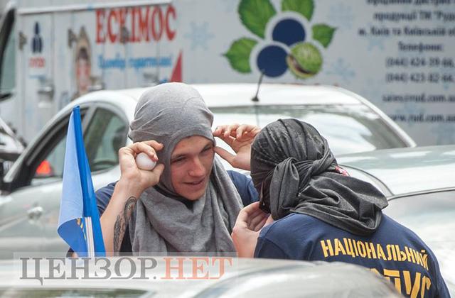 Митингующие остаются под Радой: некоторые активисты держат в руках биты и куриные яйца 06 Митингующие остаются под Радой: некоторые активисты держат в руках биты и куриные яйца 06