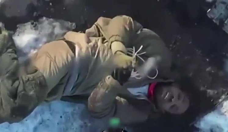 Black mercenary in Russian army was tied up and left exposed as bait for Ukrainian UAVs. VIDEO