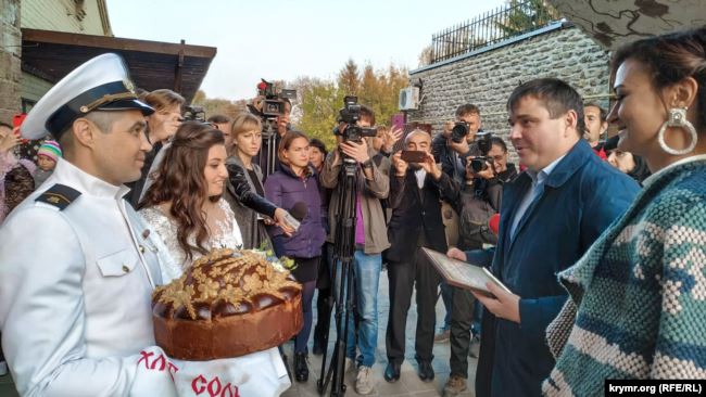 Освобожденный из плена моряк Беспальченко сыграл свадьбу 04
