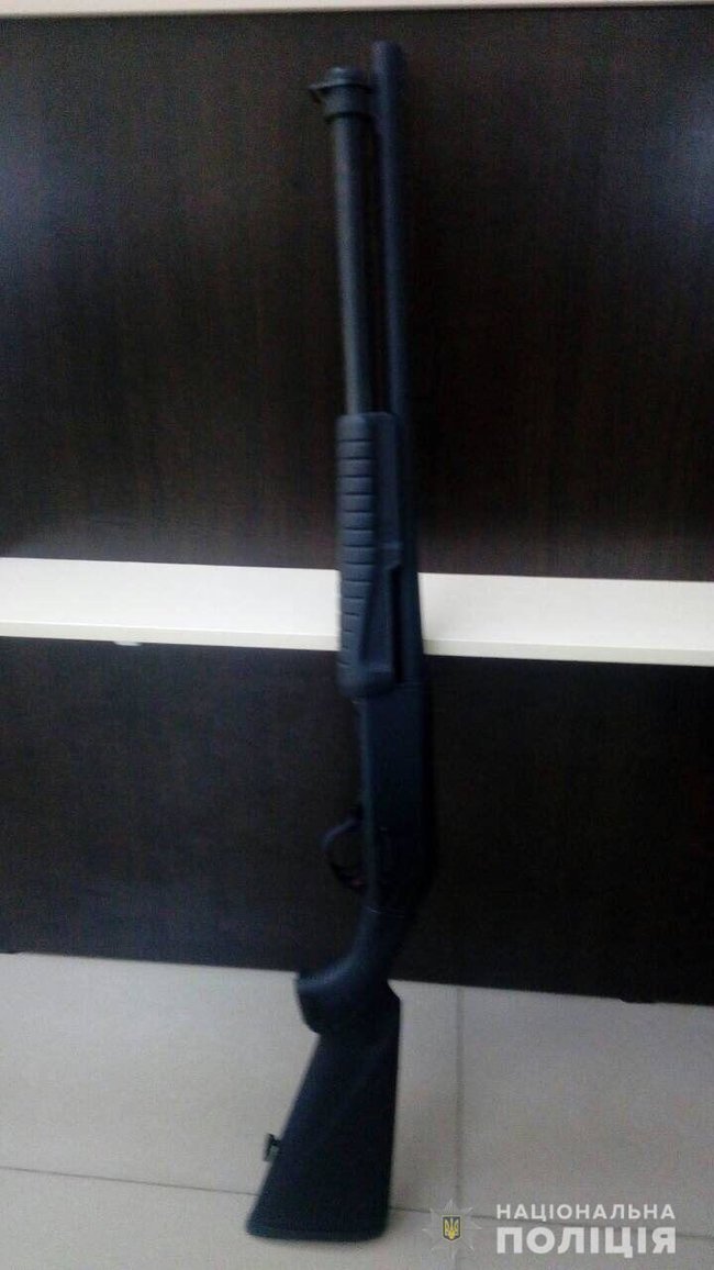 Поліція штурмувала будинок подружжя-наркоділків на Миколаївщині 08