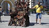 На Майдані встановили "Залізний трон Сходу", створений з уламків снарядів із зони ООС. ВІДЕО+ФОТОрепортаж