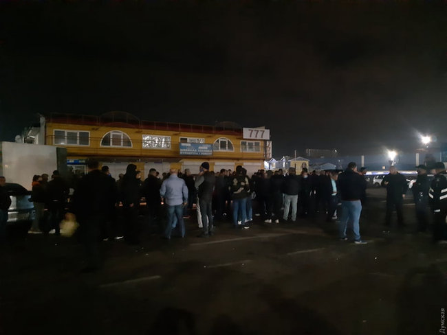 Попытка самосожжения и блокада спецназа: на 7-м километре под Одессой произошли столкновения между турками и сотрудниками СБУ 03