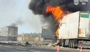 РФ атакувала автодорогу на Одещині: пошкоджено три вантажівки, є постраждалі