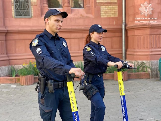 Поліцейський патруль на електросамокатах запустили в Ужгороді 03