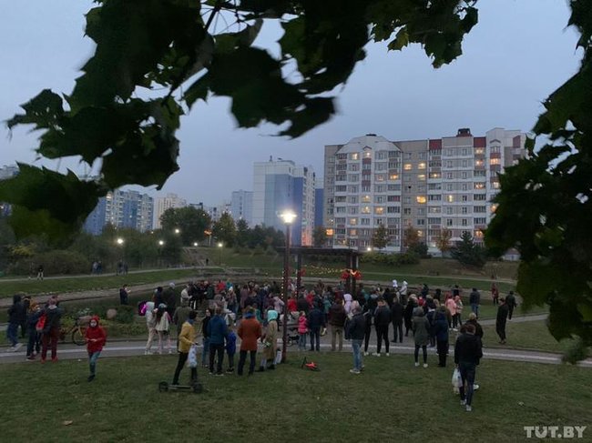 Сотні жінок вийшли на вулиці Мінська з квітами 08