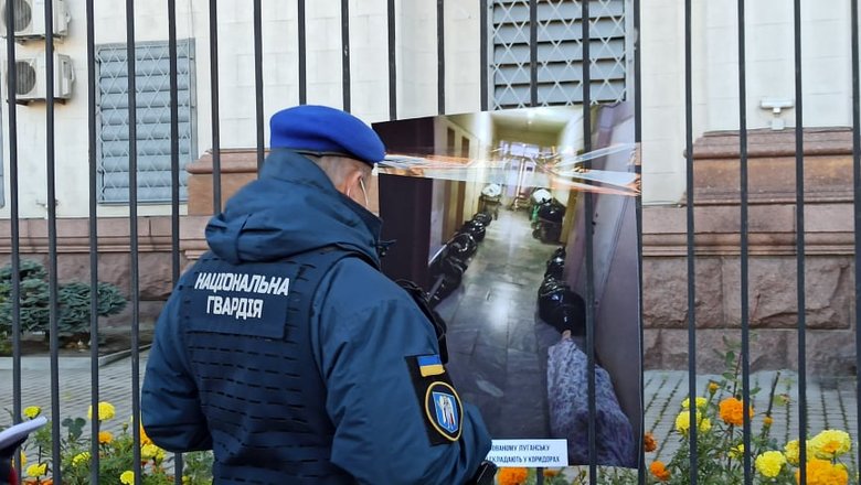 Россия сделала из Донбасса концлагерь: активисты принесли мешки с трупами под посольство РФ в Киеве - требуют открыть КПВВ 03 Россия сделала из Донбасса концлагерь: активисты принесли мешки с трупами под посольство РФ в Киеве - требуют открыть КПВВ 03