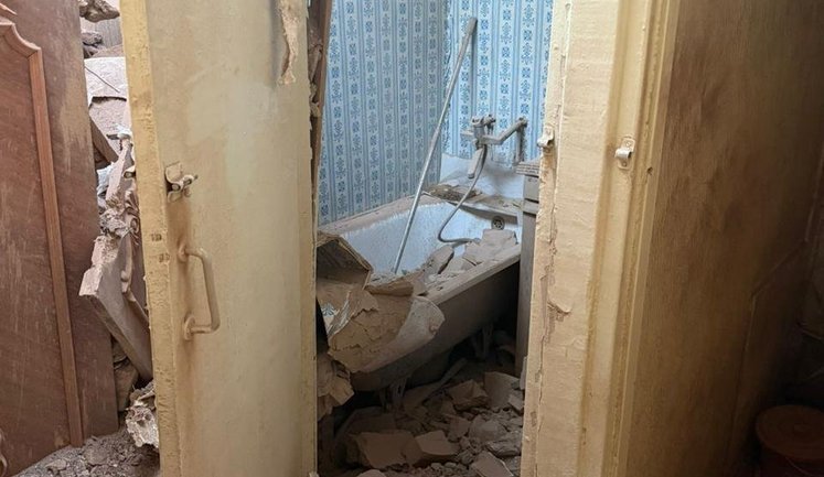 Росіяни вдарили по багатоповерхівці в Херсоні: четверо поранених, зокрема підліток. ВІДЕО+ФОТОрепортаж