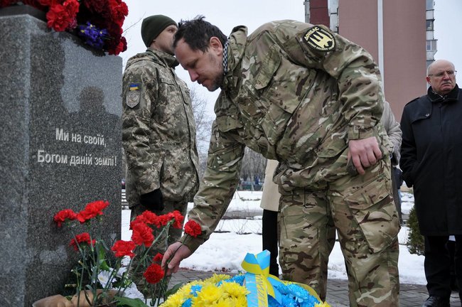 Учасники АТО та мешканці Києва поклали на Троєщині квіти до памятника Воїну-добровольцю 05