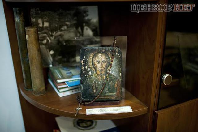 Директор Національного військово-історичного музею Владислав Таранець: У нас є Біблія, яку ми знайшли біля наших загиблих хлопців обгорілою і розгорнутою на молитві Не бійся 15