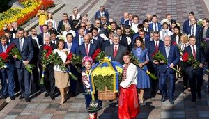Перед парадом Порошенко помолився за Україну в Софійському соборі та поклав квіти до пам'ятників Шевченку, Грушевському, Меморіалу Героїв Небесної Сотні. ФОТОрепортаж