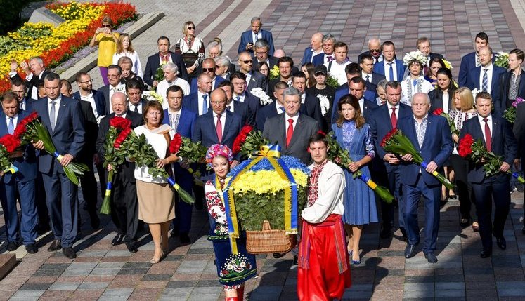 Перед парадом Порошенко помолився за Україну в Софійському соборі та поклав квіти до пам'ятників Шевченку, Грушевському, Меморіалу Героїв Небесної Сотні. ФОТОрепортаж