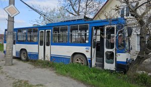Рашисти вдарили дроном по тролейбусу у Херсоні: важко поранено водія. ФОТО