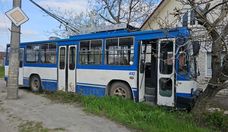 Рашисти вдарили дроном по тролейбусу у Херсоні: важко поранено водія. ФОТО