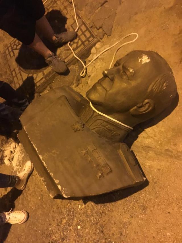 В Одесі повалили погруддя маршалу Жукову 01