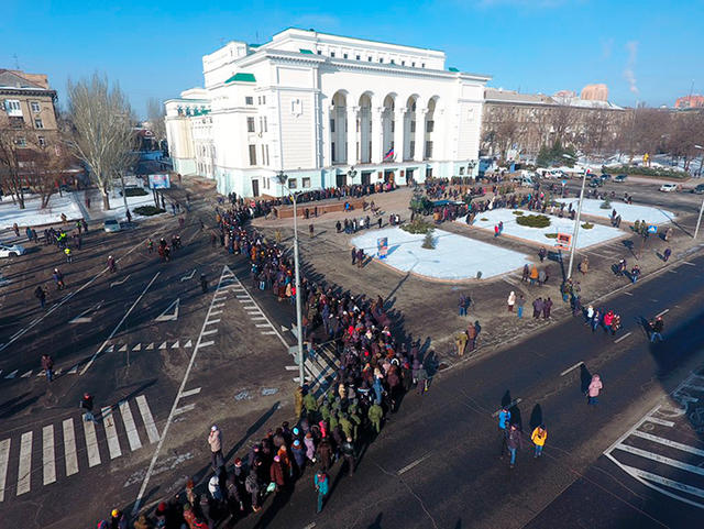 Donetsk, Makiivka, Horlivka residents driven outside in frost for Givi's funeral 03