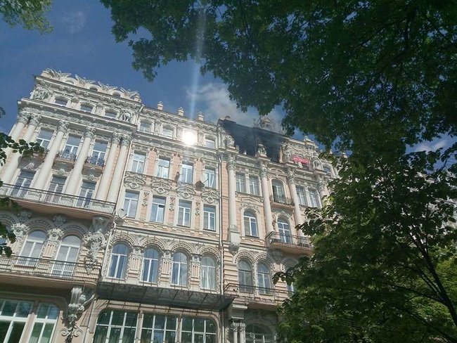 Рятувальники гасять пожежу в будинку Гінзбурга в центрі Києва 02