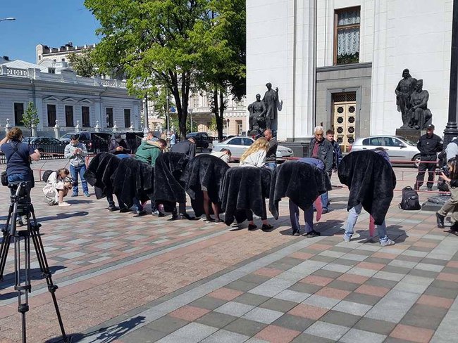 Активісти влаштували під Радою парад страусів з вимогою оновити склад ЦВК 02