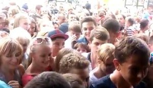 "Пустіть мене! Я ще в нагоді стану": мешканці Барнаула влаштували тисняву на відкритті "McDonald's". ВІДЕО