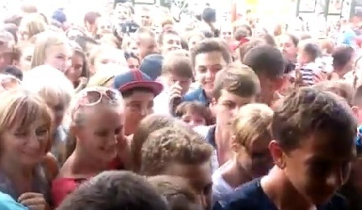 "Пустіть мене! Я ще в нагоді стану": мешканці Барнаула влаштували тисняву на відкритті "McDonald's". ВІДЕО