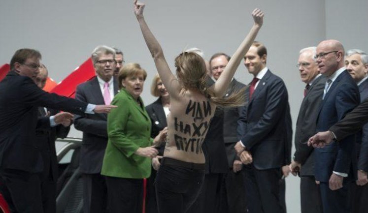 "Путин иди на х..!" - Femen показали Путину, что о нем думают в Украине. Меркель шокирована. ФОТОрепортаж+ВИДЕО