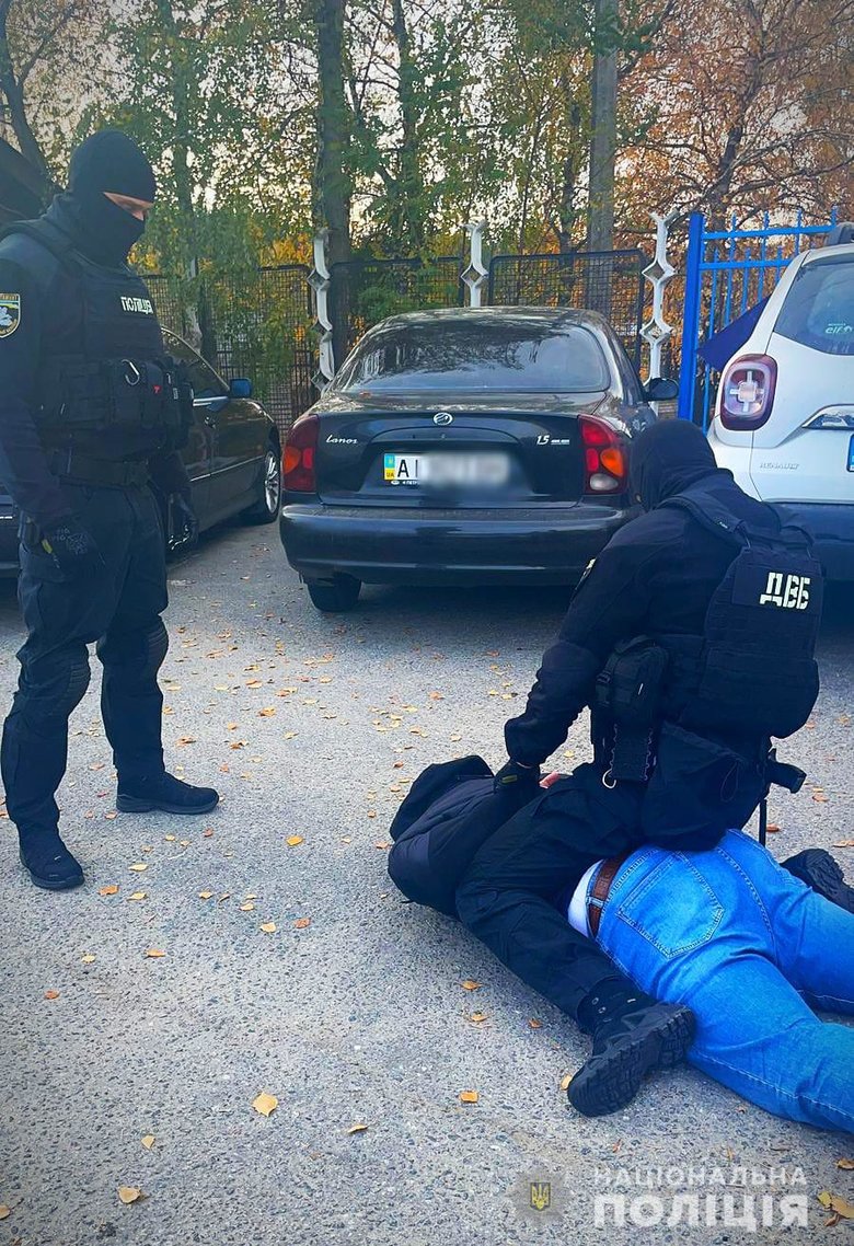 Поліцейського Київської області затримали на вимаганні хабаря в 90 тис. гривень 01