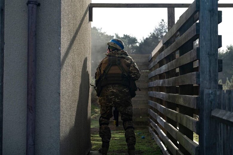 Ukrainian soldiers practice offensive and defensive actions in Britain 01