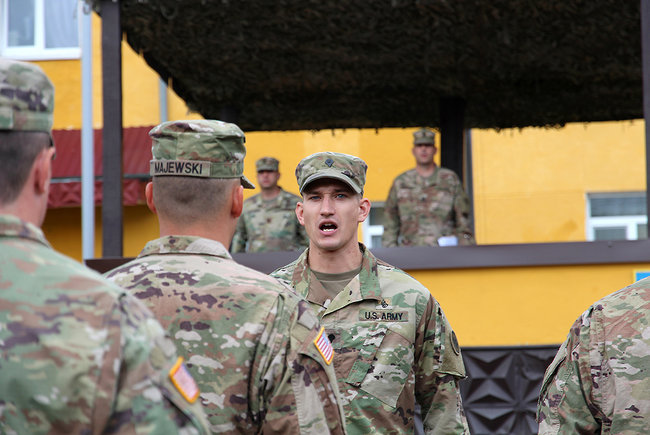 Американські військові склали сержантські іспити на базі у Львівській області, - Міноборони 03