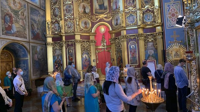 В Михайловском Златоверхом соборе на Троицу нарушают карантин, - СМИ 02