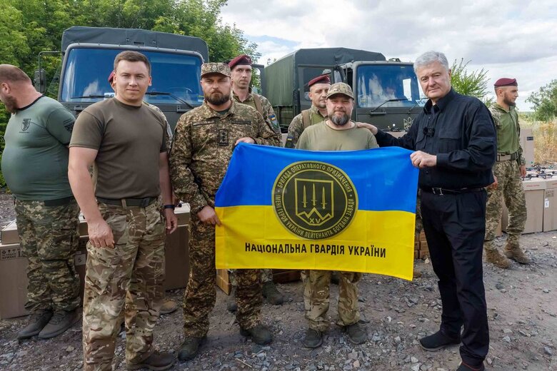 Порошенко передав нову партію дронів та техніки військовим на фронт.