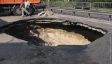 В Киеве под асфальт провалилась 20-тонная фура. ФОТОрепортаж