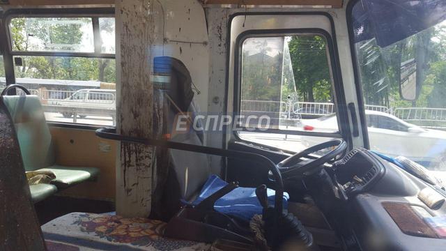 У київській маршрутці стався вибух: постраждали пятеро людей 05