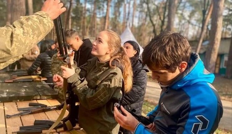 "Маємо працювати над лагідною мілітаризацією нашого суспільства": як держава готує нацспротив