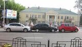 На Севастопольской площади два водителя догнали блондинку на &amp;quot;Тойоте&amp;quot; и выстроили образцовый &amp;quot;паровозик&amp;quot;. ФОТОрепортаж.