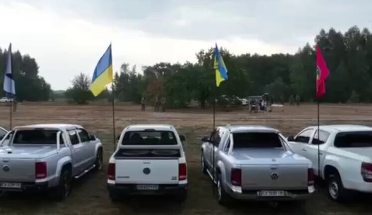 В канун Дня работника леса ГП "Ліси України" передало военным три десятка пикапов. ВИДЕО