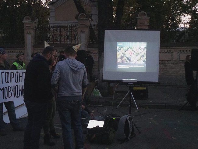 Головнокомандувач - головнозамовчувач, - активісти відсвяткували під АП день народження проекту BIHUS-info, який опублікував розслідування щодо заступника глави СЗР Семочка 04 Головнокомандувач - головнозамовчувач, - активісти відсвяткували під АП день народження проекту BIHUS-info, який опублікував розслідування щодо заступника глави СЗР Семочка 04