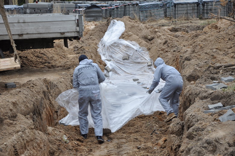 В Бучі ексгумують з братської могили тіла вбитих росіянами мирних жителів: Майже всі з вогнепальними пораненнями, деякі із завязаними руками та ногами 03
