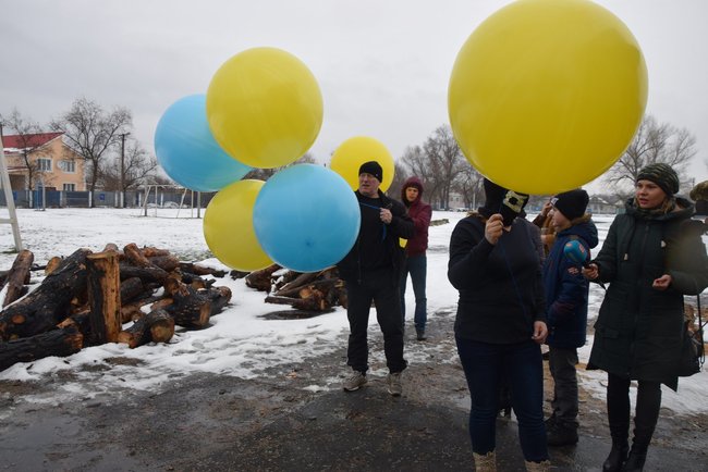 До Дня Соборності в бік окупованого Луганська запустили величезний український прапор, - штаб 05 До Дня Соборності в бік окупованого Луганська запустили величезний український прапор, - штаб 05