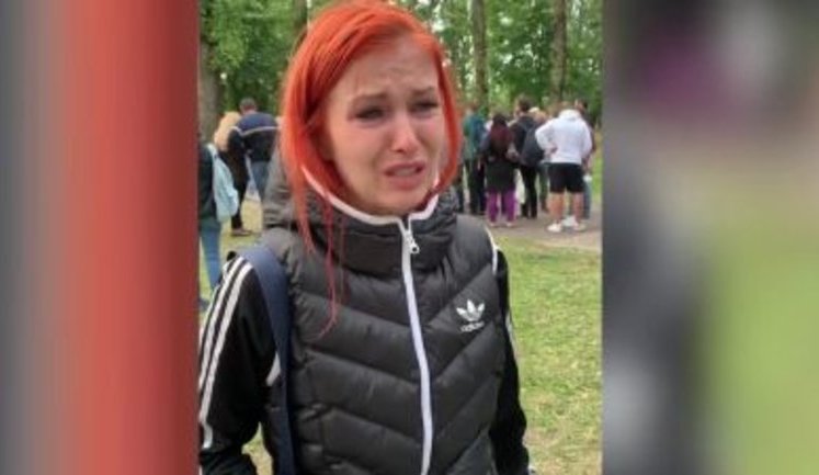 "Як 41-й рік! Били конкретно! Омонівці! Знімали штани з мене! Сказали по колу пустять! Ви#буть так, що мама не впізнає", - дівчина, яку випустили з ізолятора в Мінську. ВIДЕО