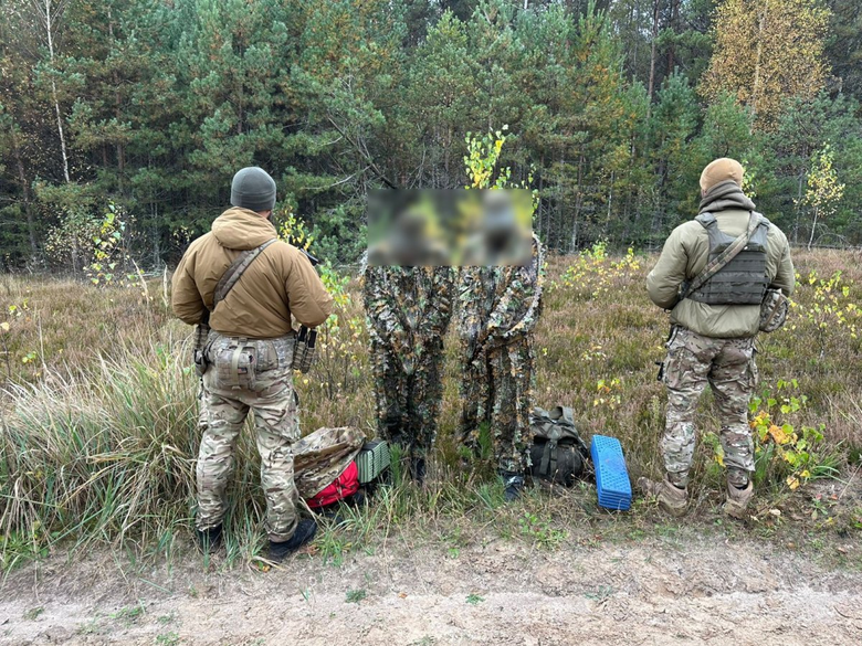 На кордоні затримали двох киян у "кікіморах"