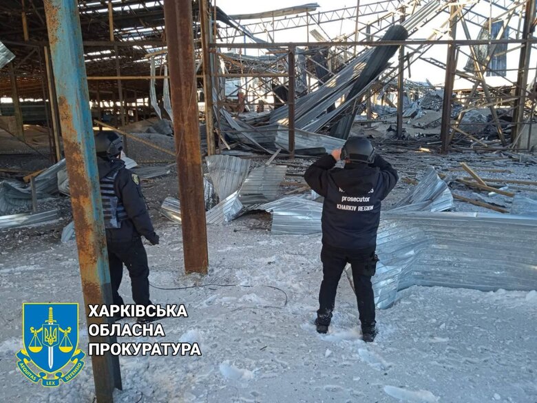 В результате обстрела оккупантами с. Вильховатка на Харьковщине повреждены дома, здания агропредприятия и сельхозтехника 04