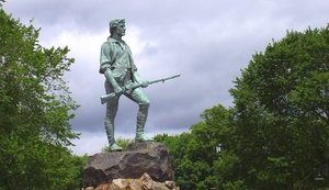 19 квітня. Кожен американець знає, що вільна та незалежна Америка почалася з першого пострілу по ворогу