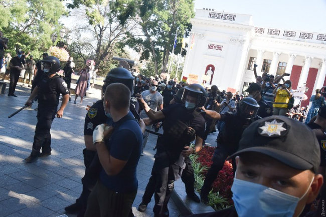 Марш равенства в Одессе закончился потасовками: двое полицейских госпитализированы, задержаны 16 человек 13