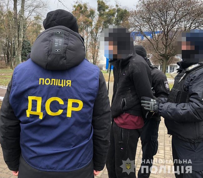 Військовослужбовців одного з розвідувальних батальйонів на Житомирщині впіймали на виготовленні та збуті наркотиків: вилучено зброю, валюту і товар на мільйон 01