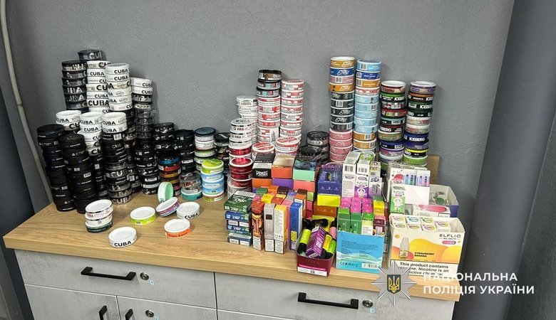 Правоохоронці провели масові обшуки у нелегальних точках продажу нікотинових сумішей та рідин у Дніпрі