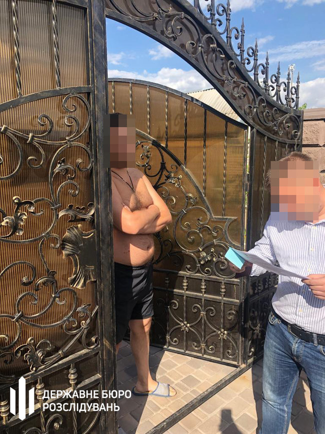 Двох слідчих із Мелітополя підозрюють у вимаганні $10 тисяч у підприємниці за закриття сфабрикованої справи, - ДБР 02