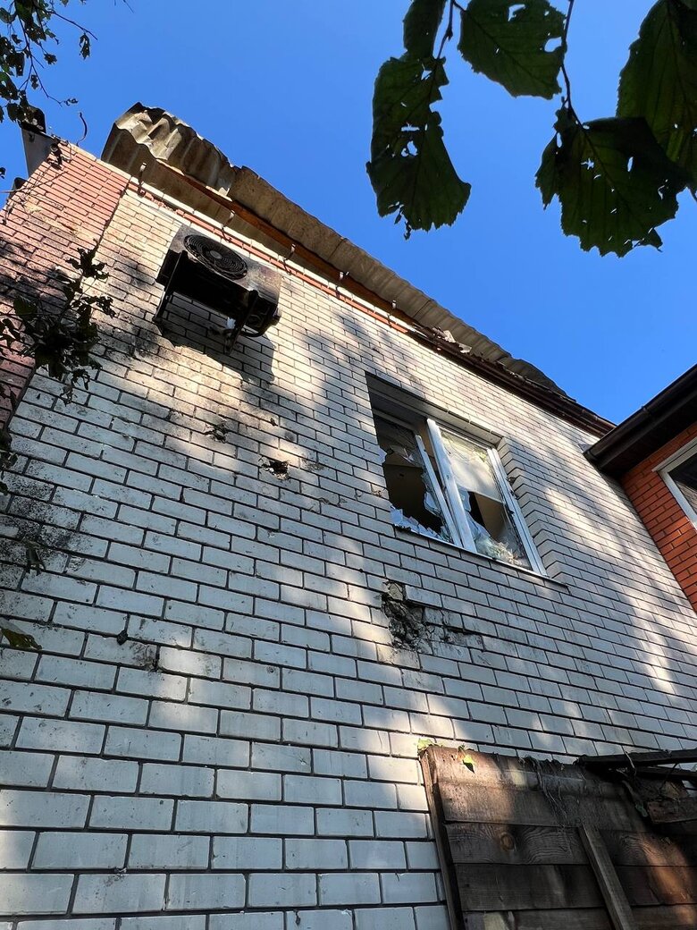 Наслідки падіння уламків збитого безпілотника у Миколаєві 03