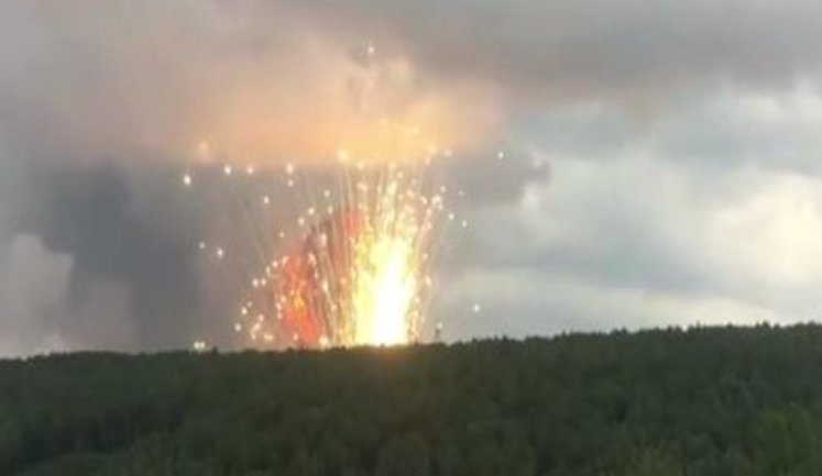 "#бати! Ох#їти! Один склад вибухнув, а там їх багато", - на складах військової частини в Красноярському краї Росії детонують боєприпаси. ВIДЕО